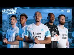 Plus de maillots et tenues de l' olympique de marseille cacher pour la petite histoire, l'olympique de marseille (om) a été fondé fondé en août 1899 à marseille le club jouait au stade de l'huveaune de 1904 à 1937, date à laquelle est inauguré le stade vélodrome Om Le Club Sort Son Maillot Home 2021 2022