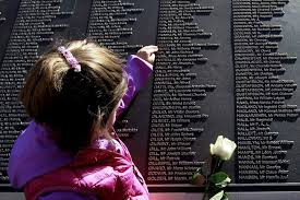 Une histoire fictive d'un naufrage dans l'océan atlantique, qui se révéla plus tard être prophétique, a été écrit par le journaliste britannique il a été l'effondrement d'un autre fait et la raison, combien de personnes sont mortes dans le « titanic ». Le Monde Commemore Le Naufrage Du Titanic La Presse