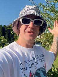 Welcome to Trippy Bee Records. A brand new home for boundary pushing sounds  and artists that makes your brain buzzy and ur soul fuzzy. 🐝🫶🏼✨