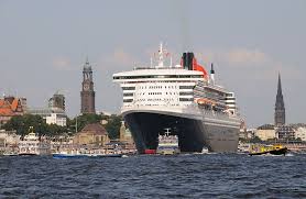 This is a guide to travel a transatlantic journey on the qm2 isn't a cruise, it's a crossing, and many people use the qm2 as their preferred mode of transport between europe & the. Das Passagierschiff Queen Mary 2 Lauft Aus Hamburg Panorama Mit Michel Und Nikolaikirche Hamburger Fotografie Christoph U Berlin