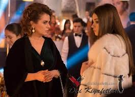 Fazilet hanım ve kızları adlı dizinin kadrosunda izlediğimiz afra saraçoğlu verdiği bir röportajda oyunculukta kırmızıçizgileri olduğundan bahsetti. Fazilet Hanim Ve Kizlari Kiyafetleri 25 Bolum Dizi Kiyafetleri Ve Modasi