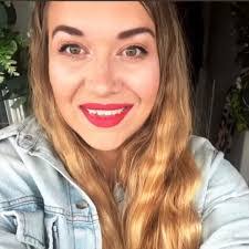 Karen Clugston's Instagram, Twitter & Facebook