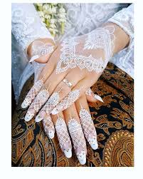 Motif henna di atas hanya digambarkan pada jari telunjuk dengan warna motif henna bagi pemula dimulai. Wedding Memeng