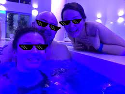Piscina cu apă terapeutică a hotelului este alimentată cu apa lacului ursu, situat la. Cazare Cu PiscinÄ InterioarÄ De 1 Mai Arhiblog