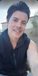 Happy Monday y'all! This hair has a mind of its own these days 😜  #MondayVibes