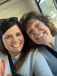 Kelly Baucom's Instagram, Twitter & Facebook