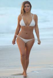 صور كيم كارداشيان مثيرة بالبيكيني على الشاطئ شارل أيوب kardashian bikini kim kardashian bikini celebrity bikini bodies
