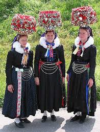 Brautkronen Wedding Crowns Worn By Unmarried Women Until They Are Married Dirndl Trachten Traditionelle Kleidung Traditionelle Kleider