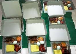 Salah seorang di antara jamaah sering diberikan makanan yang berasal dari tetangga sebelah rumah yang biasanya menerima makanan dari orang lain yang mengadakan 3 hari, 7 hari atau semacamnya terhadap keluarganya yang meninggal. Tradisi Ramadan Dan Idul Fitri Ala Jawa Yuk Simak Uniknya