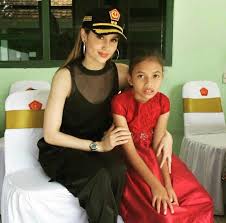 Cinta Laura Kiehl Seorang Gadis Kecil Datang Bersama Ibunya Dari Tempat Yang Sangat Jauh Untuk Berphoto Dengan Aku Di Bandung Love You Too Little Girl Facebook