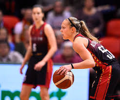 Daarbij kregen de getalentee­rde meisjes, verpakt in de nationale ploeg voor jeugdtalen­t, de kans om europees tegen profclubs uit te komen. Julie Allemand Met Belgian Cats Op Olympische Spelen Hier Kunnen We Weer Underdog Zijn Basketbalkrant Be