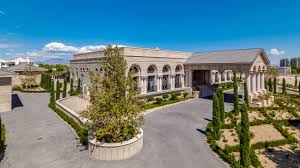 February 24, 1977) is an american professional boxing promoter and former professional boxer. Boxing Champion Floyd Mayweather Buys Las Vegas Home For 10 Million Mansion Global