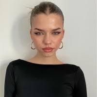 60+ perfiles de «Selina»