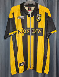 30 minuten vor schluss lag der klub bereits 1:5 zurück und die partie schien aussichtslos verloren. Vitesse Arnhem Home Camisa De Futebol 1999 2000 Sponsored By Nuon