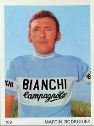 El exciclista se toma su tiempo para saludar a la gente que lo reconoce. Ciclobr Club De Ciclismo Aficionado