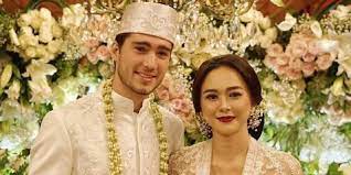 Aura kasih dan eryck amaral (foto: Aura Kasih Dan Eryck Amaral Saling Unfollow Di Instagram Dan Hapus Foto Begini Klarifikasi Sang Manajer Kapanlagi Com