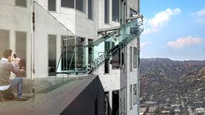 Glass Slide Airlifted Onto U S Bank Tower In Downtown L A Los Angeles Skyscrapers Us Bank Tower Banks Building
