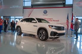 Volkswagen proves a useful upper dashboard tray to make it easy to keep an eye on your smaller items, and there's a lower tray forward of the transmission selector perfect for your smartphone. 2020 Volkswagen Atlas Cross Sport Arrives As The People S Audi Q8
