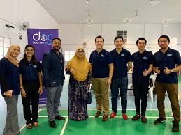 She is currently the member of the selangor state legislative assembly for seri serdang. Y B Dr Siti Mariah Mahmud With Doctoroncall S Organising Team Doctoroncall Large Image Download Pr Newswire