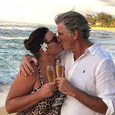 By ciara farmer for mailonline. Verliebt Wie Ein Teenie Pierce Brosnan Knutscht Am Strand Promiflash De