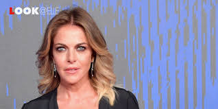 Claudia gerini has had a long movie career in italy and abroad, working with actors and directors like sergio castellito, giuseppe tornatore, mel gibson, acting both in. Vestito Moda Inverno 2020 L Abito Di Claudia Gerini E Contro La Violenza Sulle Donne