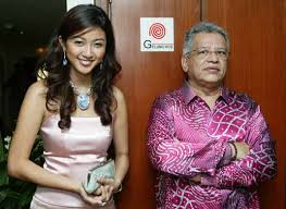 Majlis perkahwinan yang bertemakan adat jawa itu diadakan di atas pentas khas yang didirikan di hadapan bangunan istana. Kickdefella No One Dies A Virgin Life Screws Us All Page 138