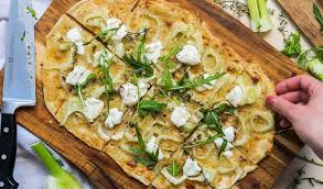 Short recipe how to prepare flammen kuchen (germany) or tarte flambee (french) from alsace region.рецепт как приготовить тарт фламбебыстро и вкусно. Vegetarischer Flammenkuchen Mit Fenchel La Cuisine De Geraldine