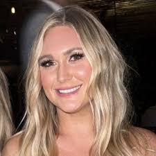 Alexis Turner's Instagram, Twitter & Facebook