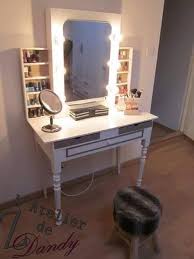 Diy Pour Une Coiffeuse De Star Avec Miroir Lumineux Vernitheque Et Casiers De Rangement Miroir Coiffeuse Relooking Meuble Coiffeuse