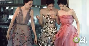 Trần hùng tên đầy đủ là trần hùng (sinh ngày 24 tháng 09 năm 1988 tại yên bái) là nhà thiết kế thời trang người việt nam.anh là người việt nam đầu tiên và duy nhất xuất hiện thông tin trên trang chủ của tuần lễ thời trang luân đôn (một trong 4 tuần lễ thời trang lớn nhất thế giới), thành viên của tuần lễ. Ntk Tráº§n Hung Sáº½ Diá»…n Thá»i Trang á»Ÿ London
