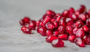 Il succo del frutto del melograno, soprattutto quando i chicchi sono perfettamente maturi, è di un rosso acceso. Succo Di Melograno Preparazione E Consumo