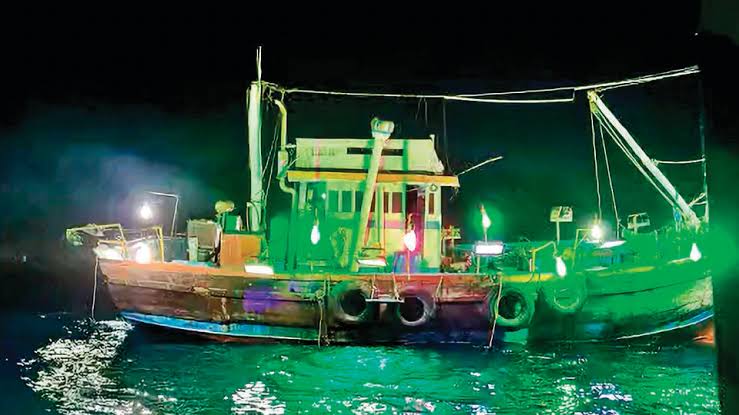 State seeks Coast Guard's help to curb illegal fishing by LED lights |  Mumbai news