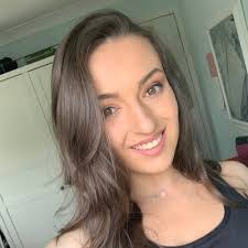 Robyn Higgins's Instagram, Twitter & Facebook