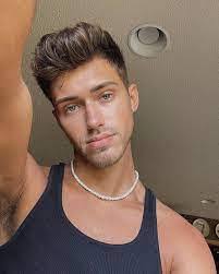 Liza Dooley's Instagram, Twitter & Facebook