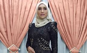 Putri titian menceritakan keluh kesahnya sebagai artis yang kerap dimintai foto oleh penggemar. Ziana Zain Ada Artis Perasan Cantik Tapi Sebenarnya Tidak