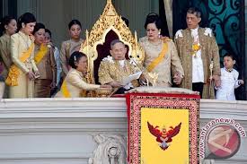 20 tentara thailand mualaf dan kepala bhiksu budha masuk islam november 2016, rombongan. Ibu Suri Thailand Masuk Rumah Sakit Antaranews Com Line Today