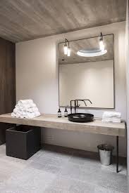 Licht Zuruckgeholte Holz Arbeitsplatte Auf Metall Beine Mit Einem Schwarzen Metall Spule Badezimmer Badezimmerideen Badezimmer Einrichtung