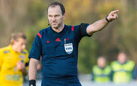 Jonas eriksson (sigtuna, 28 maart 1974) is een voormalig zweeds voetbalscheidsrechter. Jonas Eriksson Som Forebild Ar Zlatans Agerande Jatteviktigt Dn Se