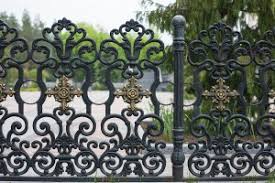 This idea is perfect for contemporary design lovers who want to blend traditional and modern designs creating a landscaping edge with this. Use This Free App To Discover Fence Design Ideas For Your Home