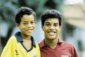 Este artigo tem mais de 4 anos. Ronaldinho Gaucho Relembra Morte Do Pai Em Carta Emocionante Veja