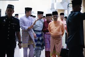 Ungku juli mariam binti ungku datuk hakim, rcvd: H2oteam A Twitter Keberangkatan Pulang Kdymm Pemangku Raja Pahang Tengku Mahkota Tengku Abdullah Selepas Selesai Bacaan Yassin Tahlil Sempena Hari Ke 100 Kemangkatan Almarhum Yam Tengku Arif Bendahara Pahang Di Masjid Sultan