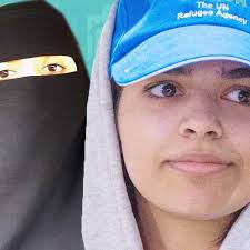 وظهرت رهف القنون في الصورة وهي تستلقي بجانب ابنتها أثناء نومها على السرير، وتضع يدها عليها. Ø§Ù„Ø³Ø¹ÙˆØ¯ÙŠØ© Ø±Ù‡Ù Ø§Ù„Ù‚Ù†ÙˆÙ† Ø¨Ø¹Ø¯ Ø§Ù„ÙÙŠØ¯ÙŠÙˆ ØºÙŠØ± Ø§Ù„Ø£Ø®Ù„Ø§Ù‚ÙŠ ÙˆØ£Ù†Ø¬Ø¨Øª Ø·ÙÙ„ Ø§ Ù…Ø¬Ù„Ø© Ø§Ù„Ø¬Ø±Ø³