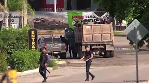 Officers of sinaloa's state attorney general's office arrested ovidio guzmán, one of the sons of mexican drug lord joaquín el chapo guzmán. Mexico Shootout Rages In El Chapo S Sinaloa Cartel Stronghold News Dw 18 10 2019