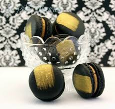 La Nourriture Peut Aussi Faire Partie De La Decoration Gold Macarons Gold Dessert Black Gold Wedding