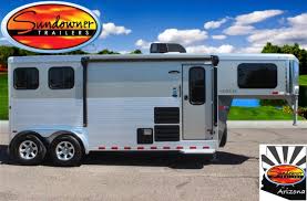 Your horses will also enjoy comfortable living with ¾ rubber floor. 2018 Sundowner 2018 Sundowner Santa Fe 6906 2 Horse Gooseneck Tr