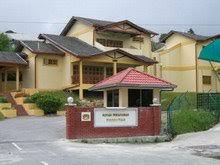 Terdapat papan tanda yang jelas menunjukan arah rumah tersebut. Rumah Penginapan Persekutuan