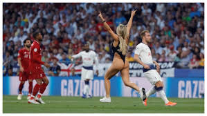 Selena gomez, khalid and marshmello will perform at saturday's (may 29) uefa champions league final opening ceremony. Pitch Invader Interrupts Champions League Final Marca In English
