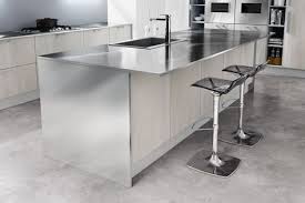 Superbe Plan De Travail En Inox Mince Sur Ilot De Cuisine Avec Jougs Deco Cuisine Moderne Cuisine Moderne Blanche Cuisine Blanche Et Bois