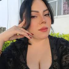 De la calle al río! 🚗 Un auto cayó al río Chamula en San Cristóbal,  #Chiapas. Una cámara captó el momento exacto. El conductor solo tuvo  heridas leves.