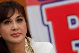 Tiada lagi yang kuharapkan, tiada lagi yang kuimpikan biar aku sendiri tanpa dirimu tiada lagi kata cintaku, tak 'kan lagi 'ku bersamamu biar kusimpan semua kenanganku bersamamu sampai kapan lagi 'ku harus menahan rasa kecewa di dalam dada seandainya kita masih bersatu, tak mungkin 'kan menyatu walau masih ada sisa cinta, biarkan saja berakhir. Lirik Dan Chord Lagu Tiada Lagi Asmara Dari Paramitha Rusady Halaman All Kompas Com